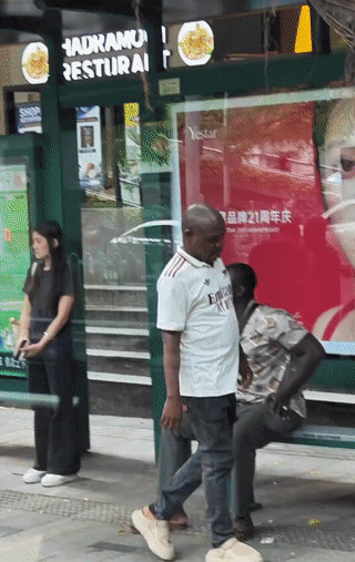 网友在街头看到很多非洲黑人正在等公交车。难道这些黑人来咱们中国很容易吗？