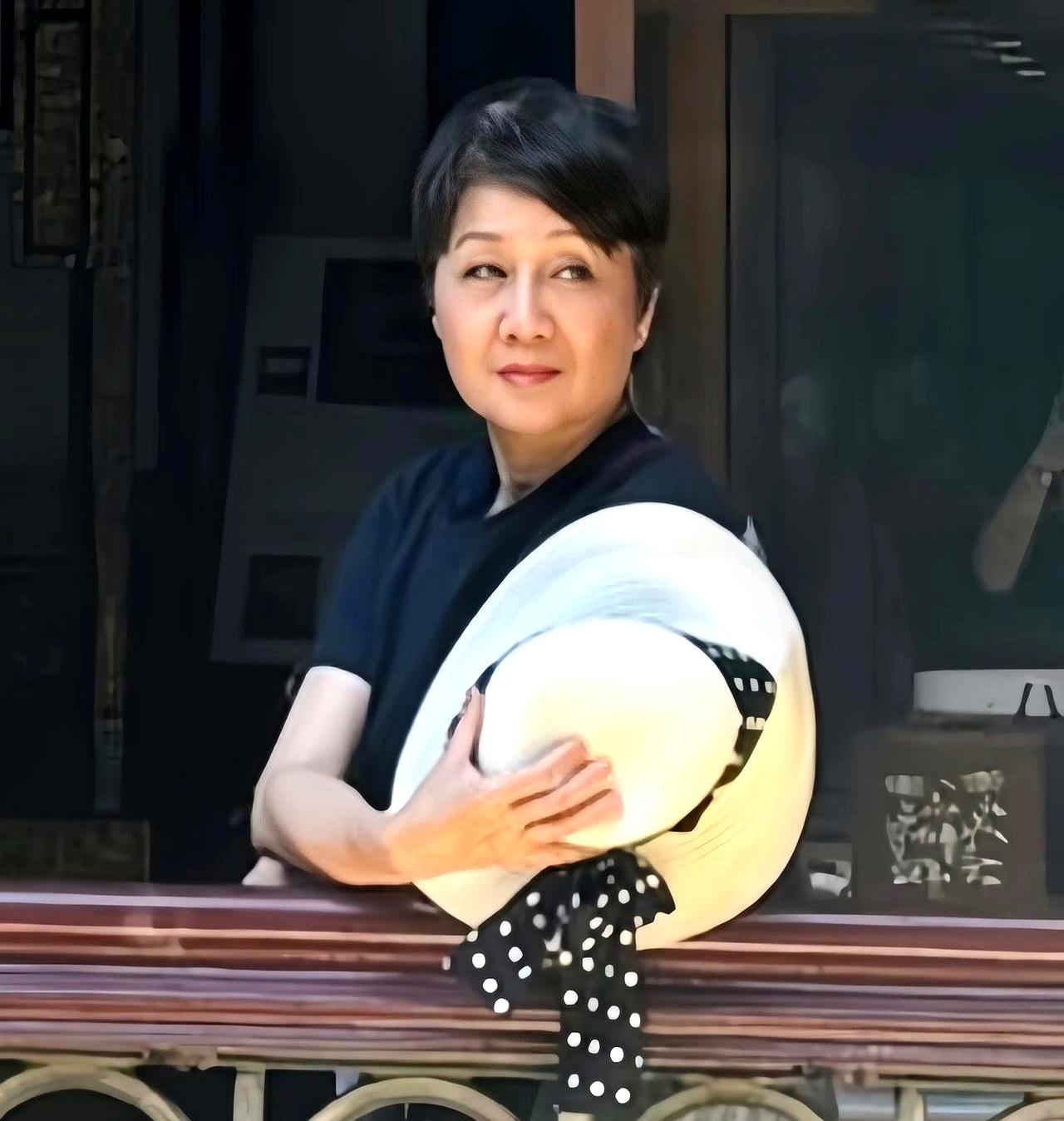 当一句“能否把彼此的日子绑在一起”从何鸿燊口中落下时，梁安琪当场愣住，只能要了两