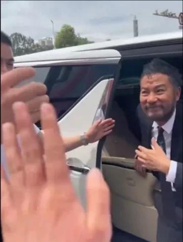 型男影帝任达华现身贵州参加活动，一脸浓黑络腮胡子拉碴，鸡冠头，一身紧身蓝色小西装