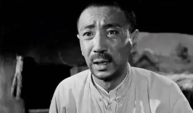 抗战中，曹世范潜进于岭村侦察，村长表面招待他，背地里却让人去告密。等曹世范发觉时