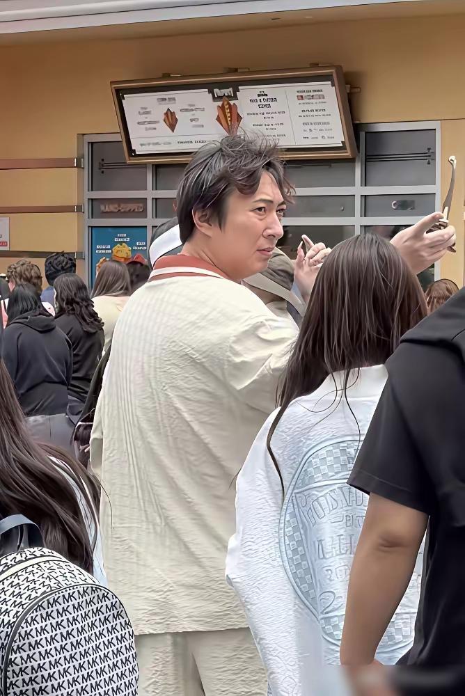 王思聪在国外跟女友逛街时被人拍到穿着一身睡衣式的居家服就出来了，头发还乱的像一个