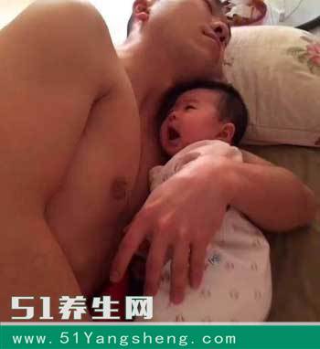 孩子出生后, 宝爸爱不释手, 有一天我看到这画面, 直接把我暖哭了!