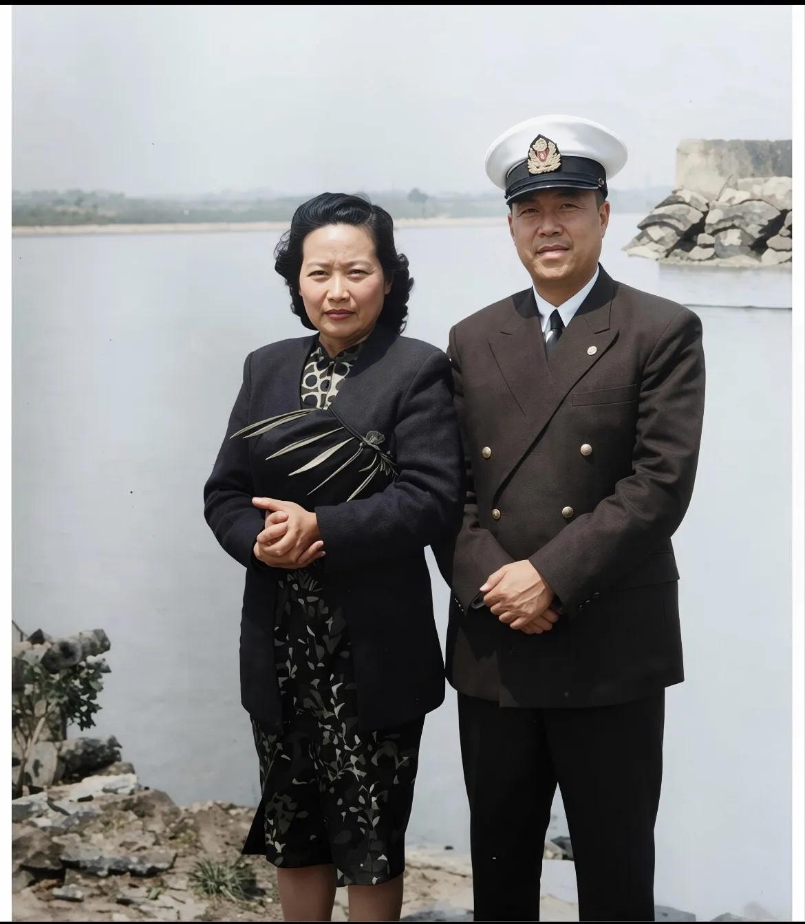 这是郁达夫前妻王映霞与第二任丈夫钟贤道的合影，王映霞前半段的时光值得说道，曾经顶