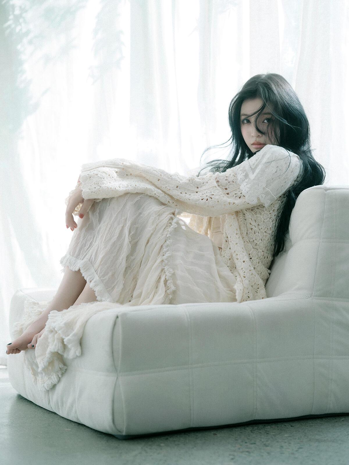 光影与场景的融合是作品的另一大亮点，窗边的自然光是塑造画面氛围的关键，它不仅为人