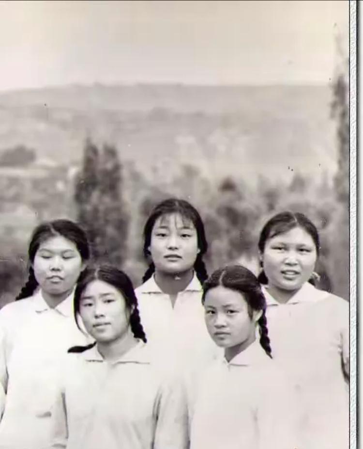 【老照片】1969年，插队延安黄陵县龙首公社的北京知青老照片。当年北京朝阳区共有