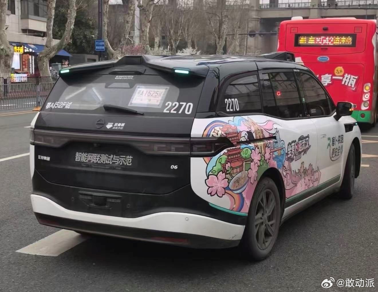 日常乘坐萝卜快跑无人驾驶车辆，车型为江铃新能源与百度Apollo联合打造的颐驰0