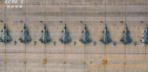 8架歼20一字排开，总产量超过400架，美国空军都比不过，8架歼20战斗机齐刷刷