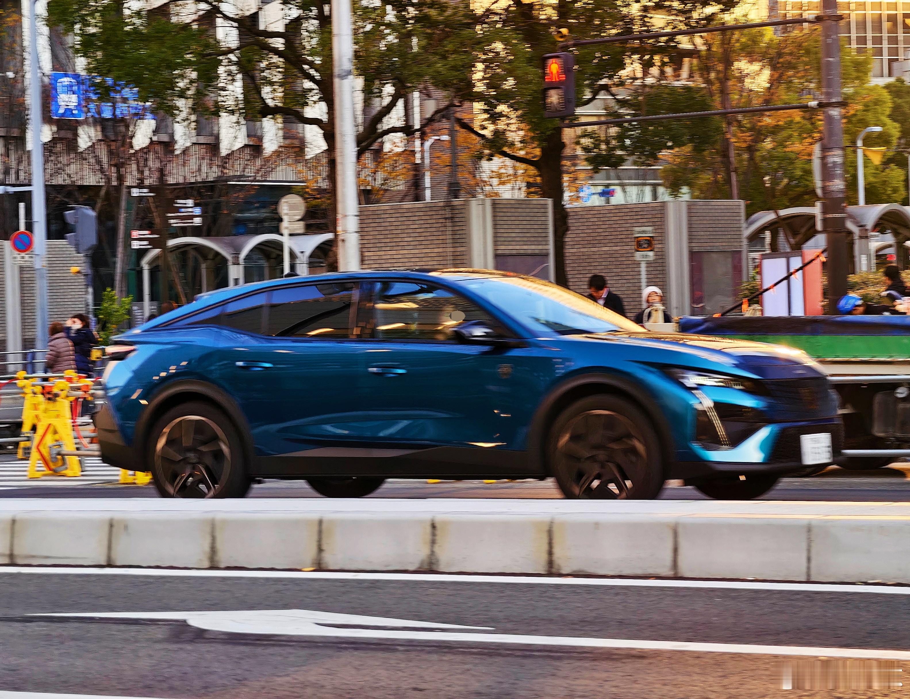 型车街拍偶遇日规标致408，也就是国内的东风标致408X。这套设计确实显得高