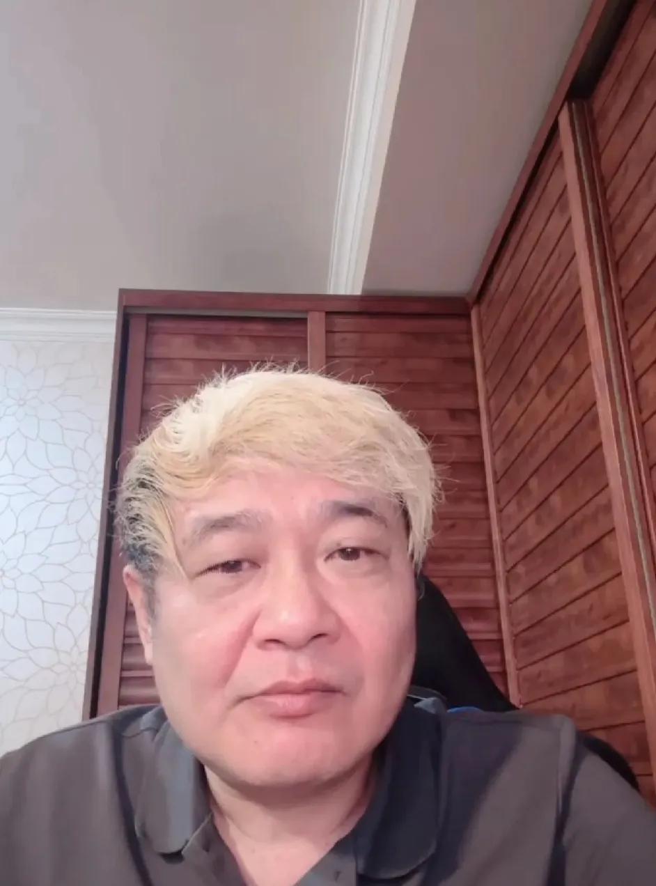申花的知名球迷老屠称，自己月薪不到4万，一年花费7000元看球赛，消费占收入的1