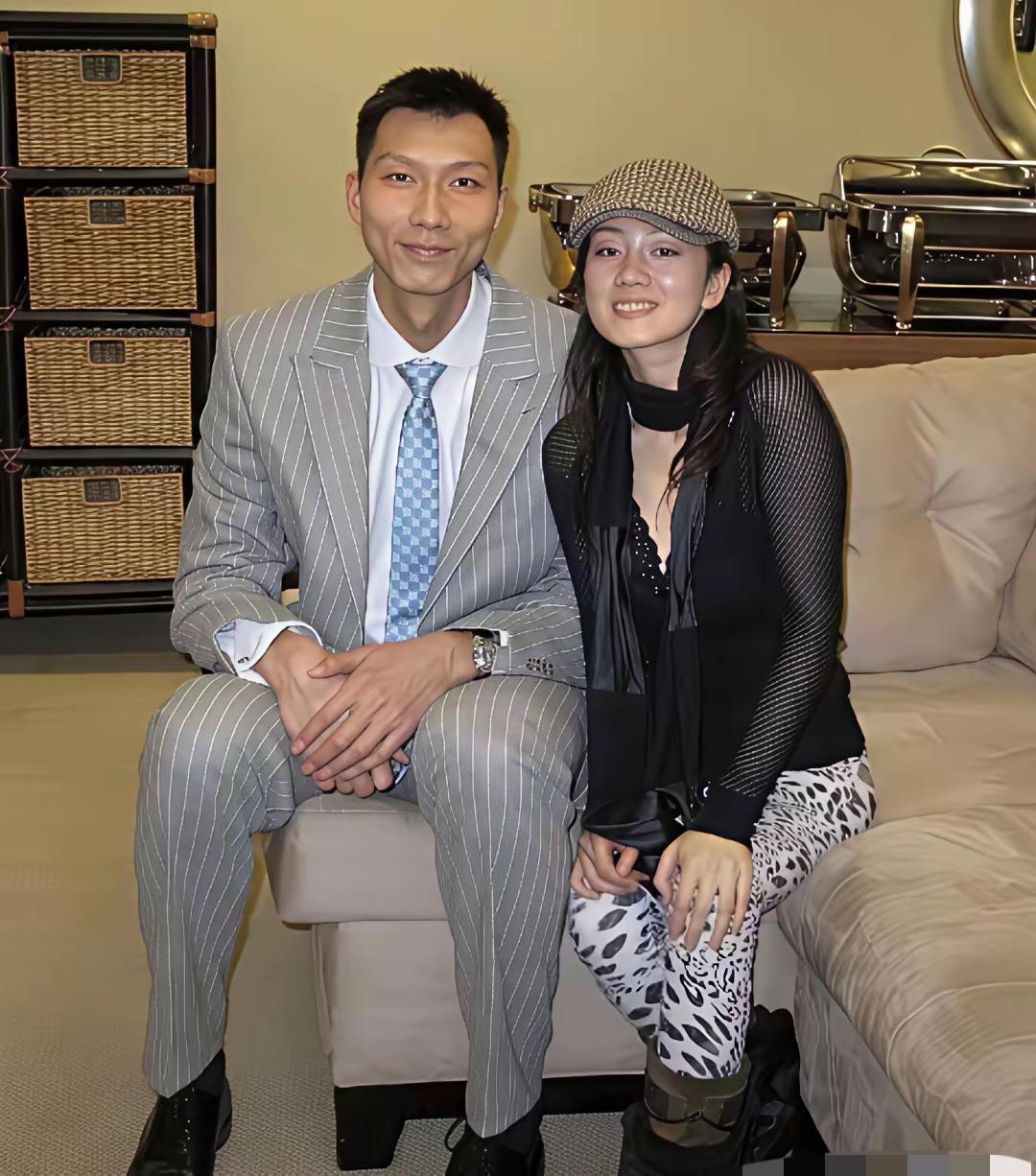 易建联我认识，旁边女生是谁？