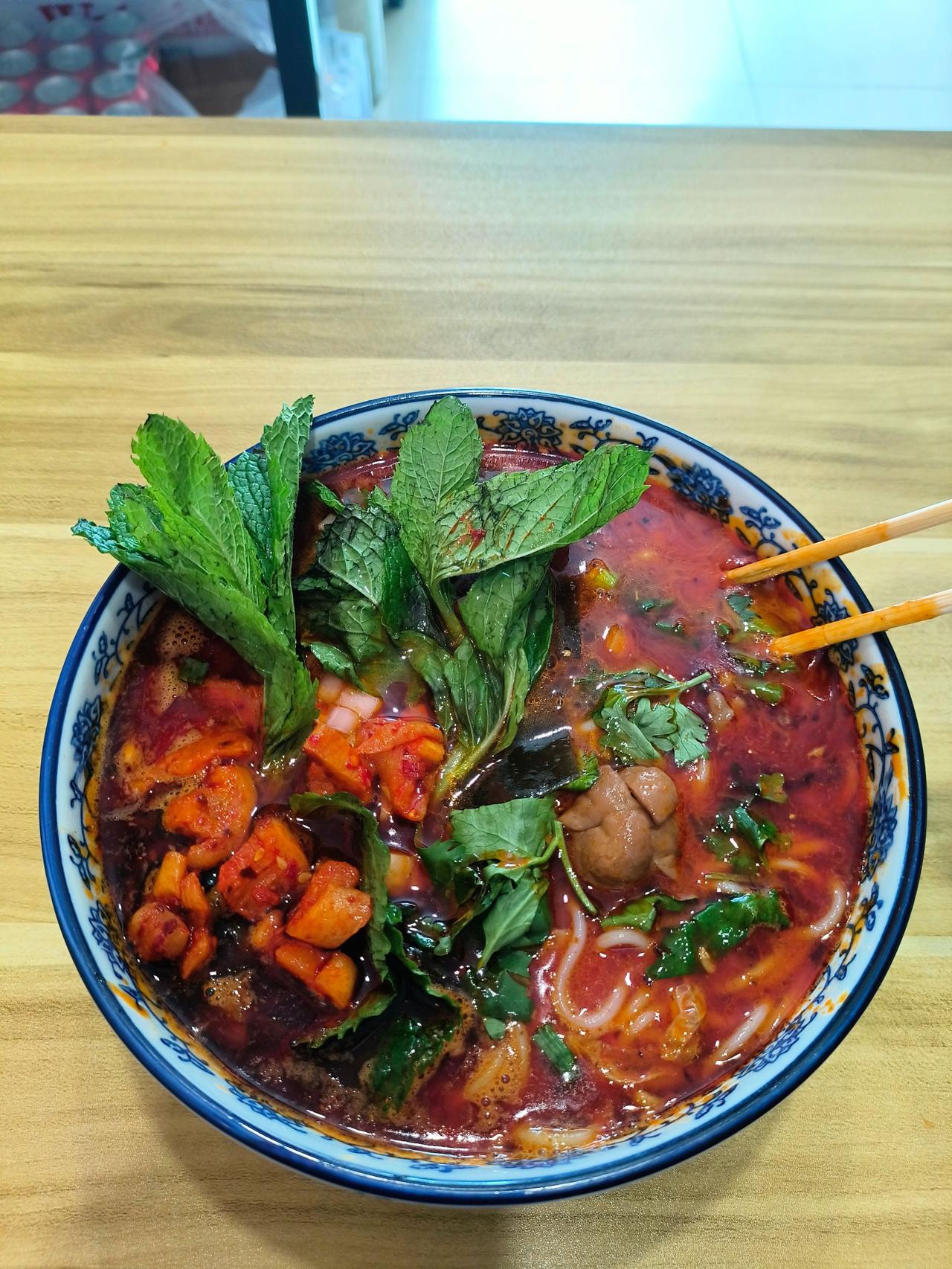 😋口味：这次没吃羊肉粉，吃的红烧肥肠。结果有些失算。红烧肥肠有点太辣了，吃的我