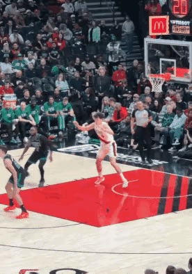 杨瀚森这个球不暴扣太可惜了，阿夫迪亚难得传进去了，这种大饼没打进，真的不应该，第