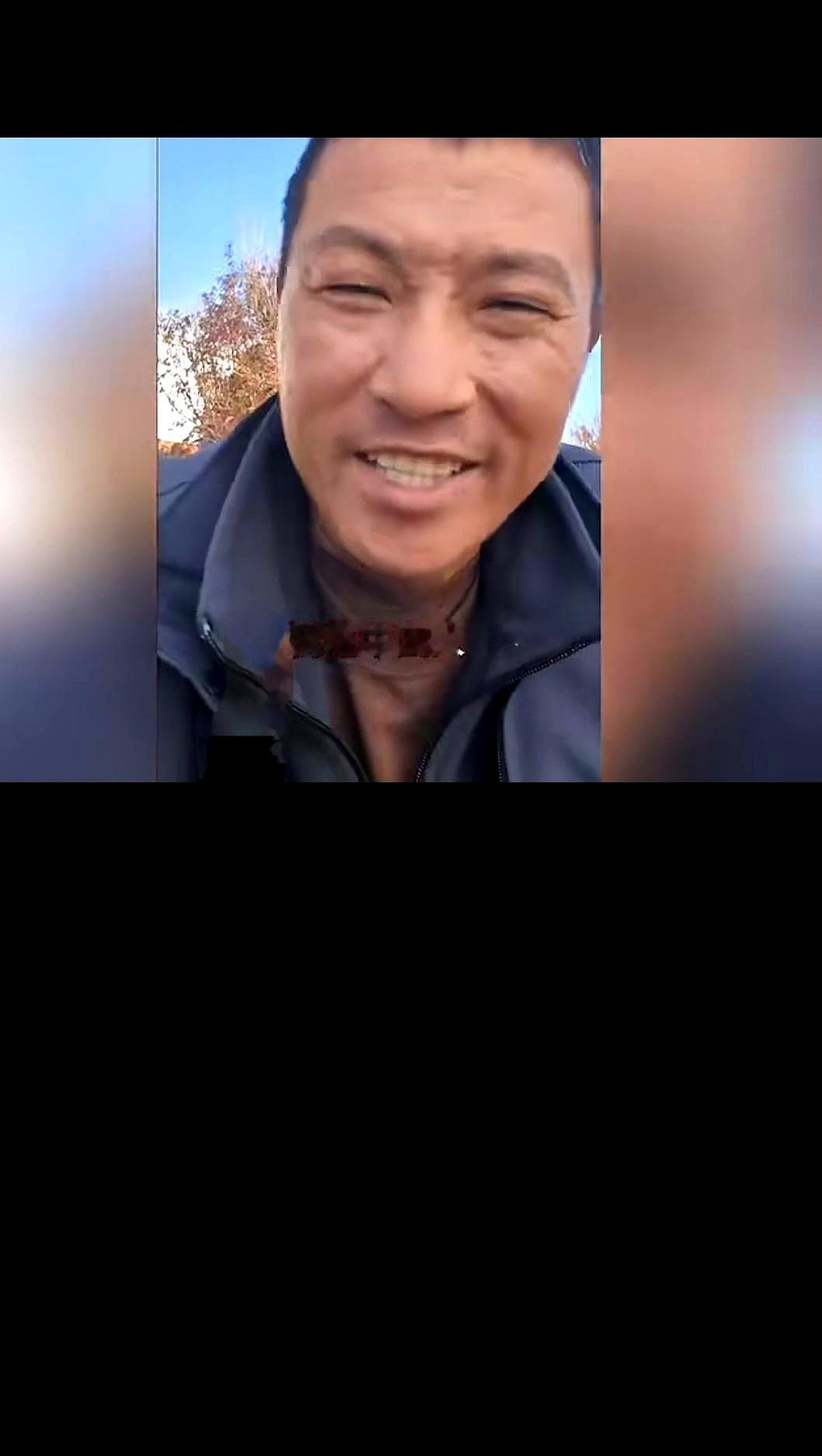 那个远在美国的“甜甜圈”，又在街头开直播了。镜头里的他狂飙着英语，屏幕底下挂着