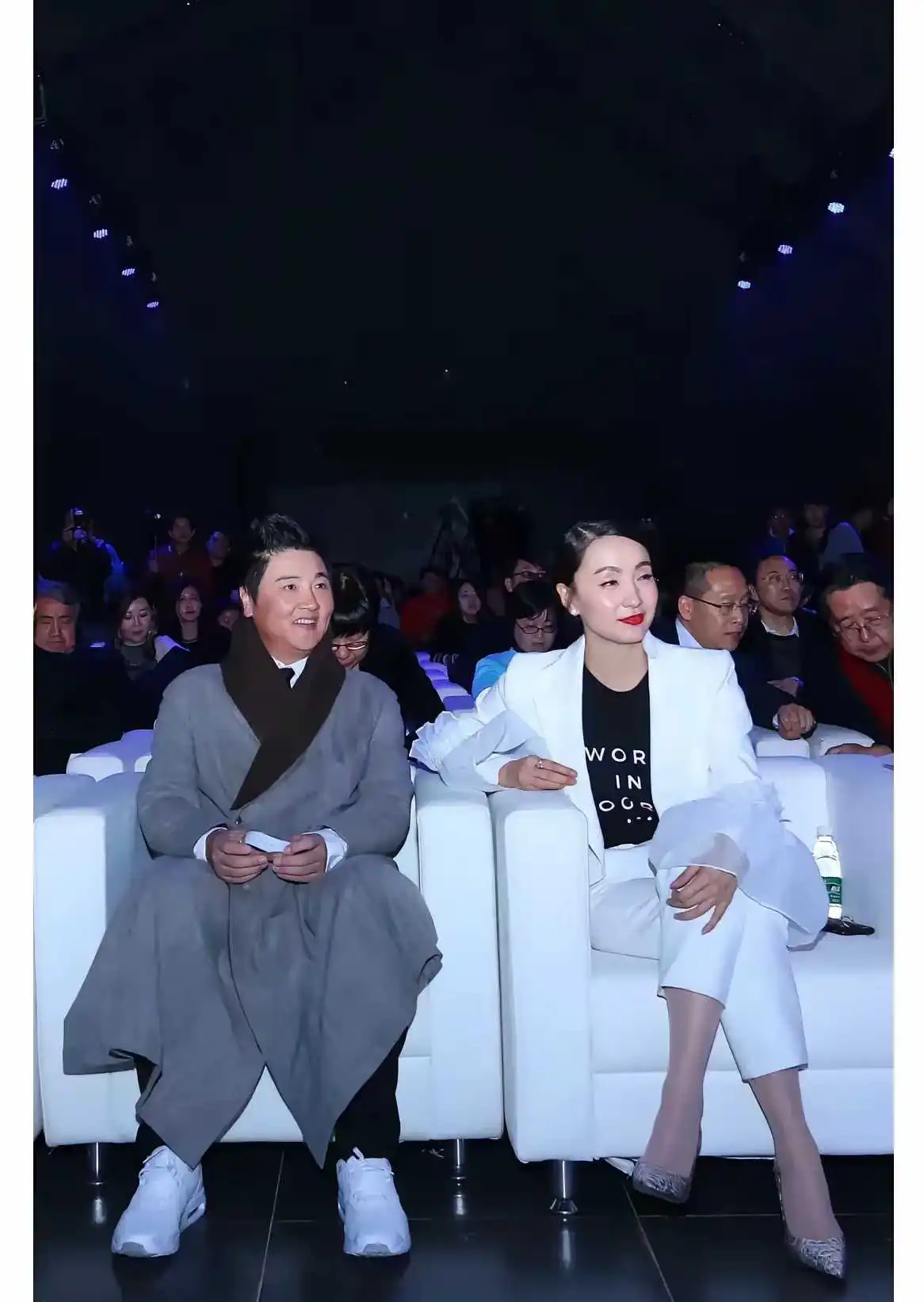 陶红是不是穿丝袜了？颜色不一样