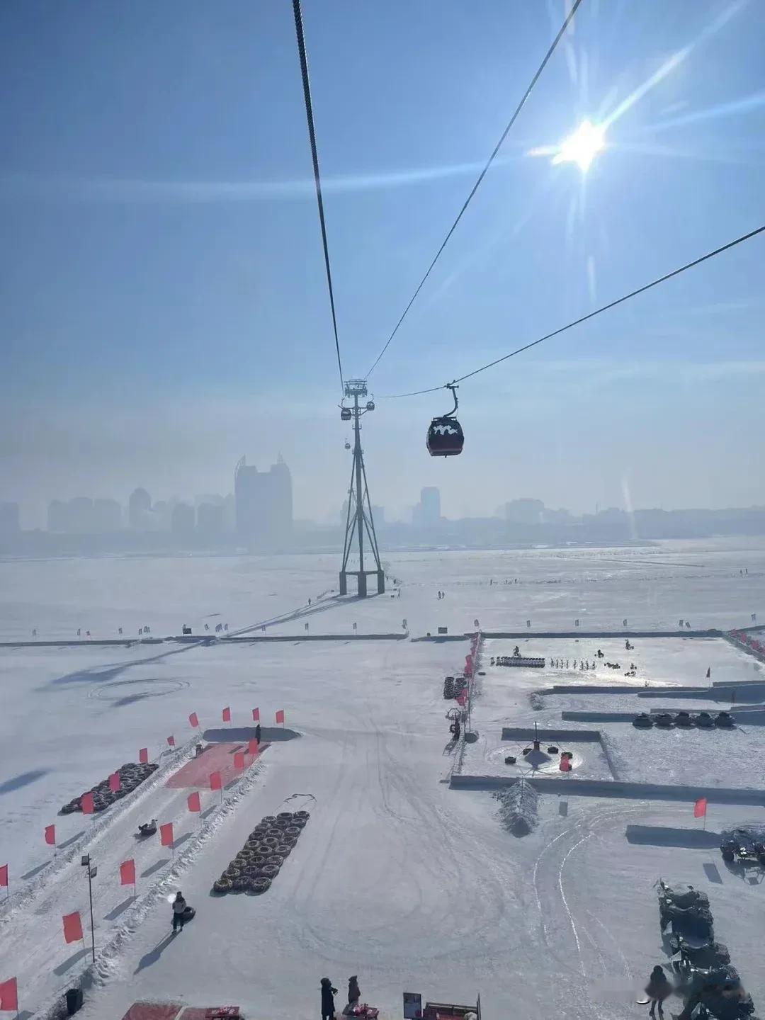 哈尔滨最值得溜达玩的地方有很多1、中央大街2、索菲亚教堂3、马迭尔旅馆4