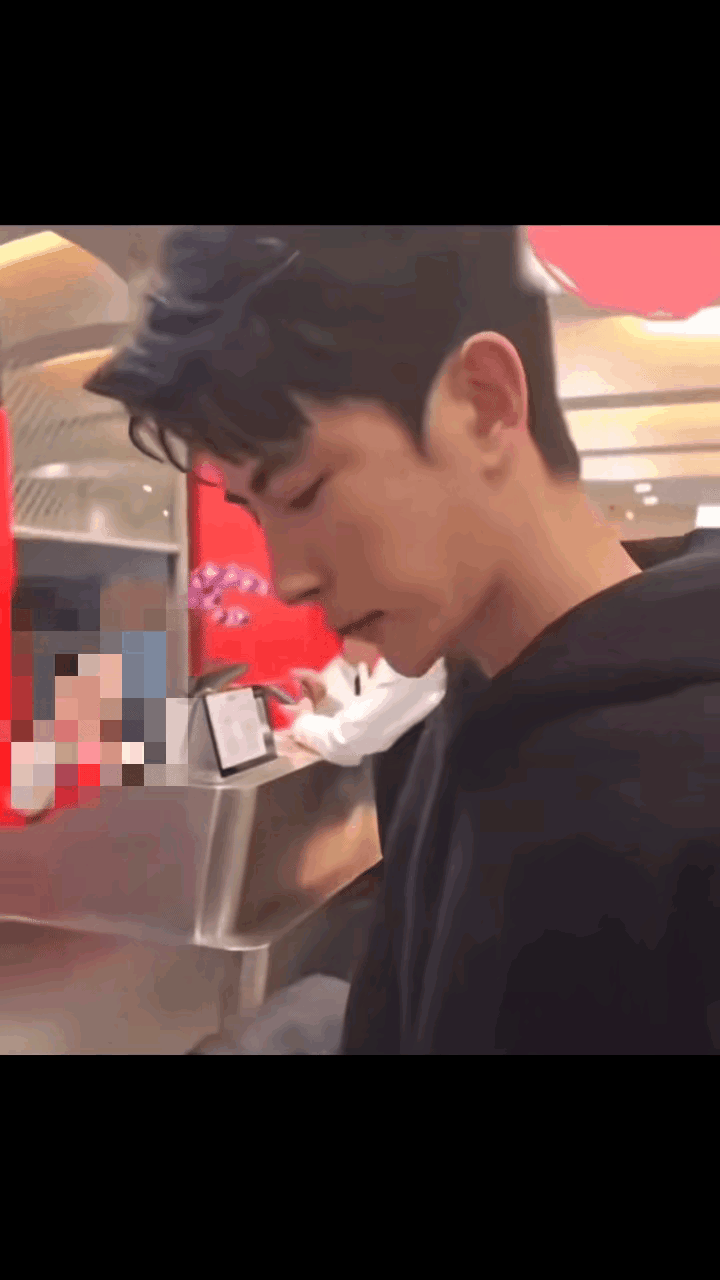 刷到粉丝小姐姐随手拍的片段，瞬间心揪了一下——小鱼儿在杜强身后排队，就因为对方转