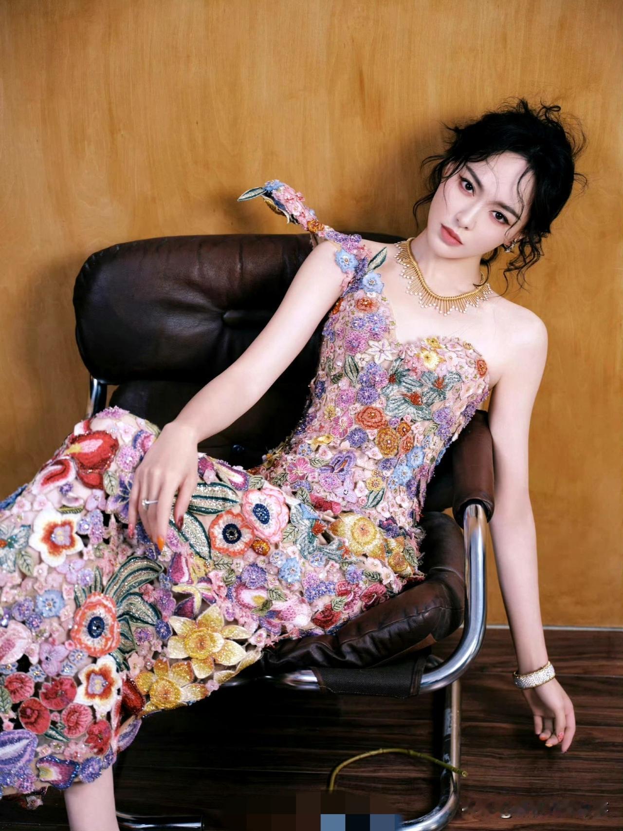 唐嫣的“花神裙”：把高定绣成春天唐嫣穿RahulMishra2025高