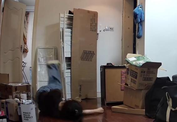 万万没有想到，上海一独居女子独自在家拆包裹时，突然发生低血糖后晕倒在地，结果慢慢
