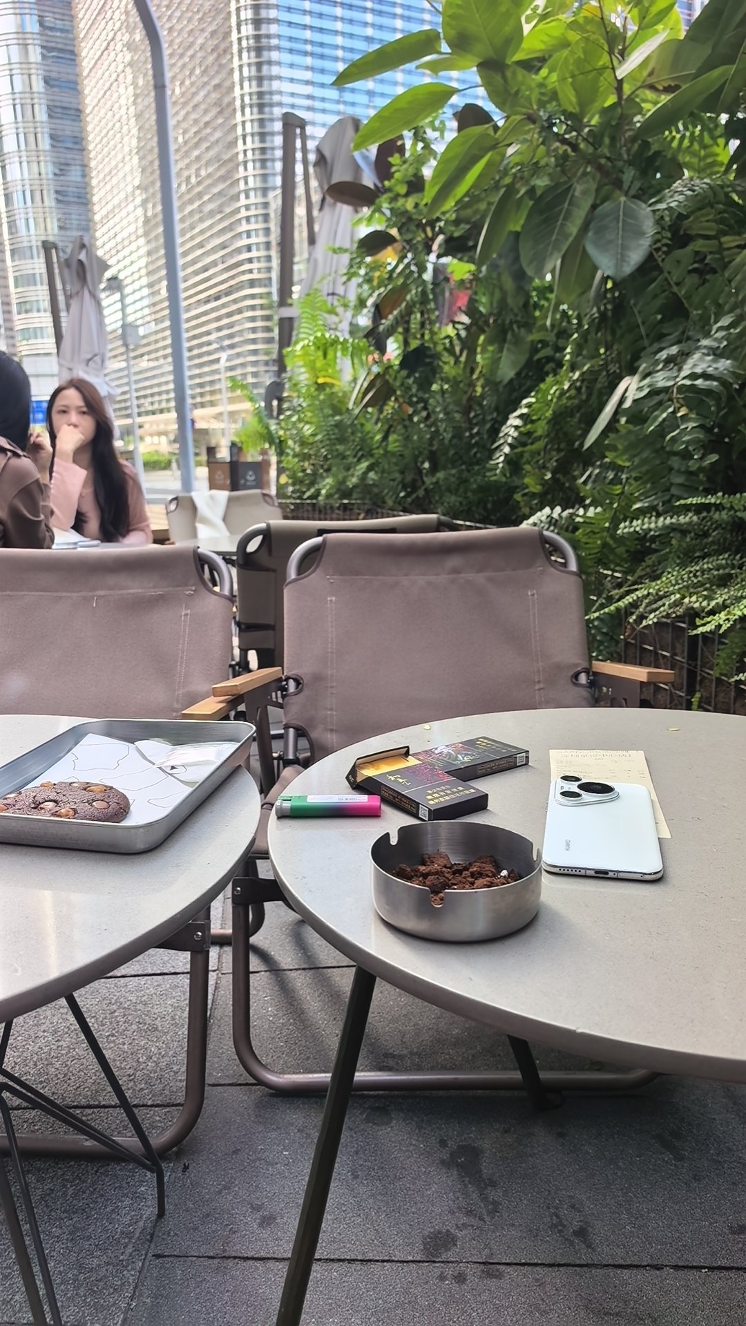 约了小伙伴吹牛逼，先到了先点自己的，把对面俩美女拍跑了[大笑]，我不是好银[可爱