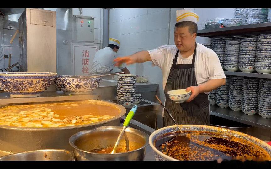 黄河边吹风是兰州人的夏日标配穿城而过的黄河，馈赠给兰州一整个夏天的清凉。每到傍晚