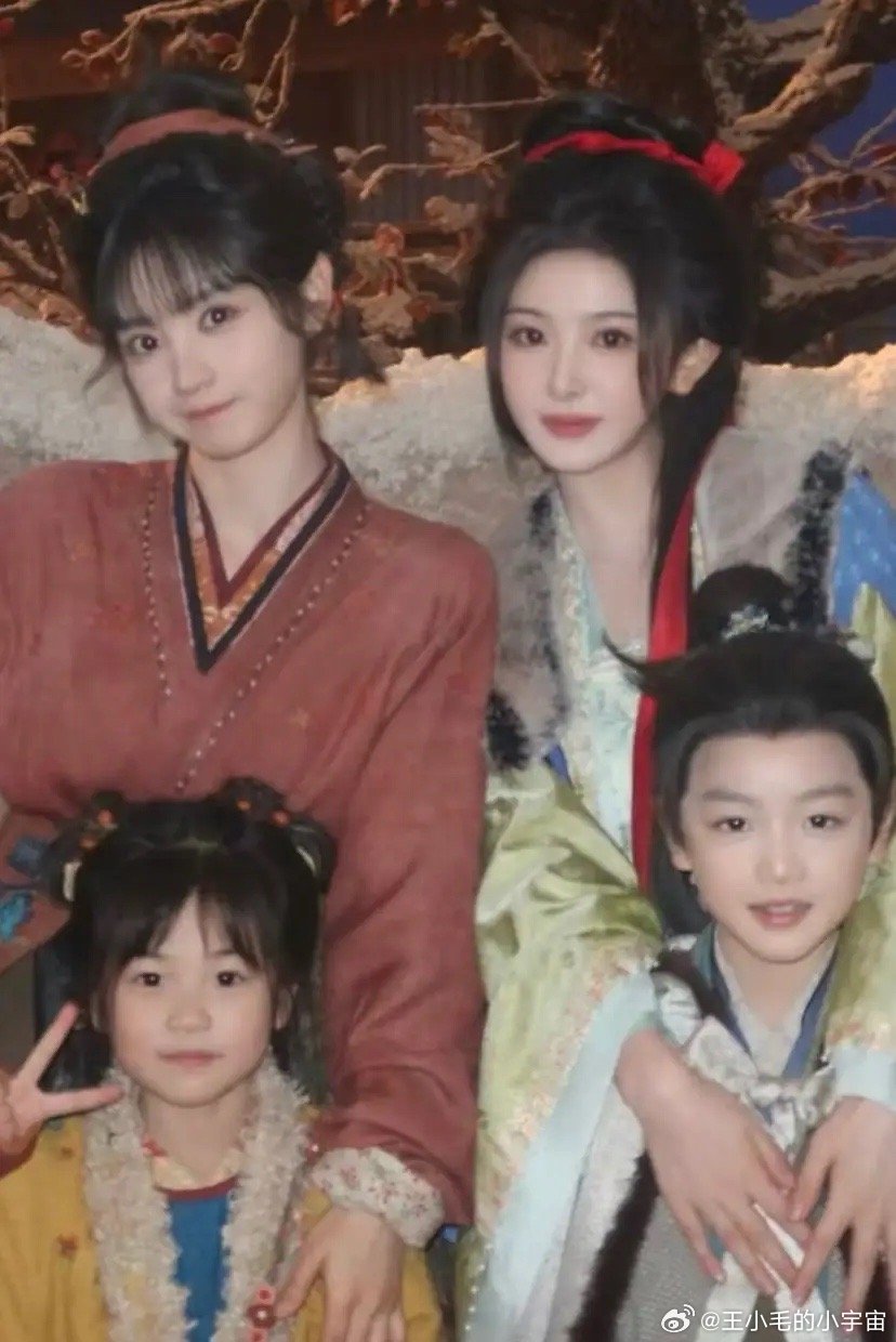 孔雪儿和田曦薇同框，明显孔雪儿皮肤更白，身材比例更好，怎么看都是一个大美女。可奇