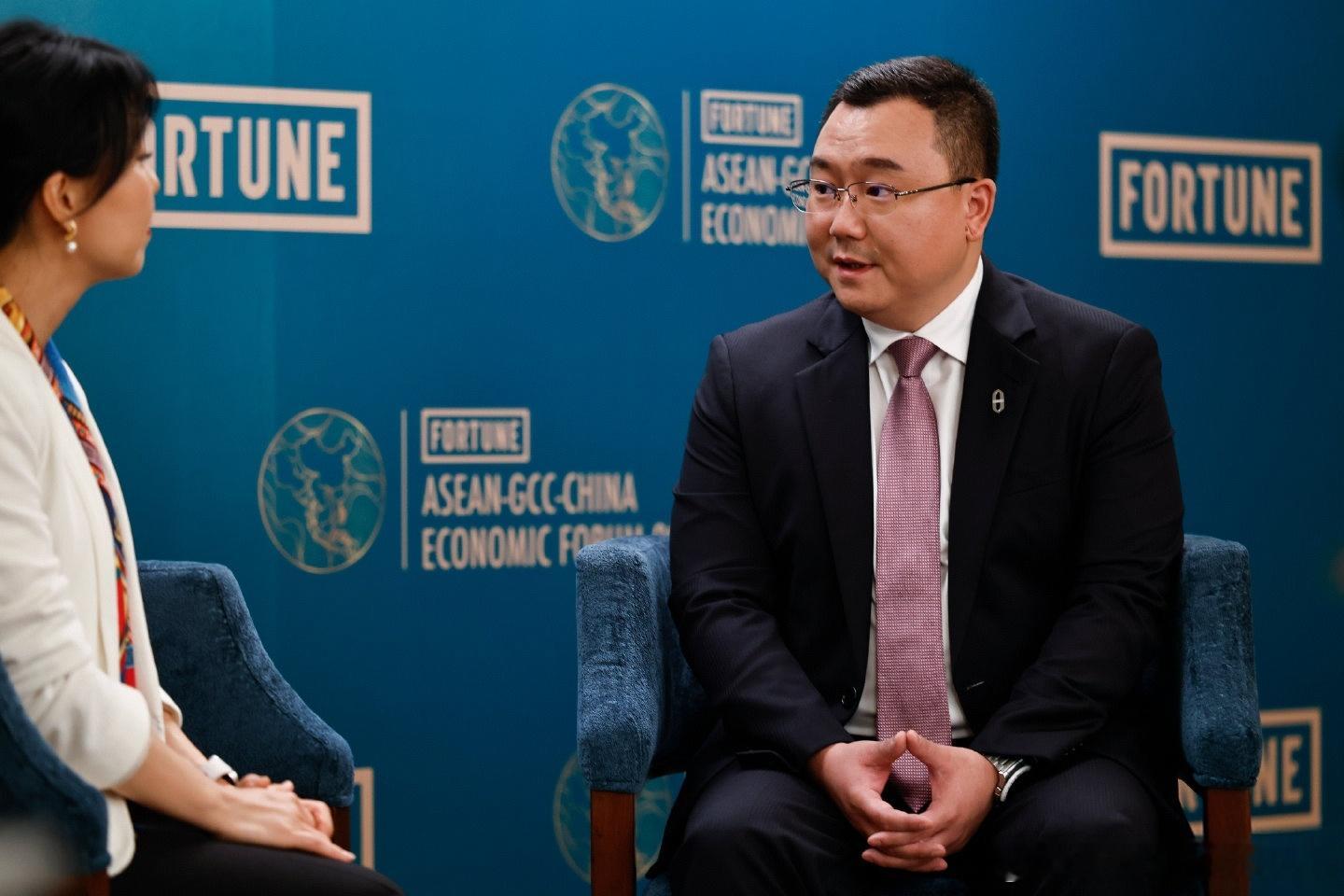 赛力斯集团总裁张正萍接受了《财富》专访。提到了问界智慧重塑豪华的理念。不断扩大