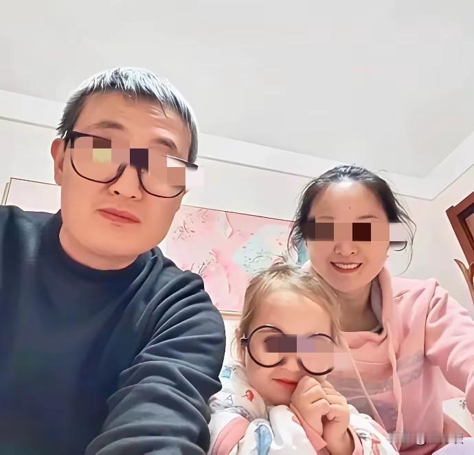 隔三代遗传，真是不可思议的事情，一对纯中国夫妇居然生出了混血宝宝。当时一家人大吃