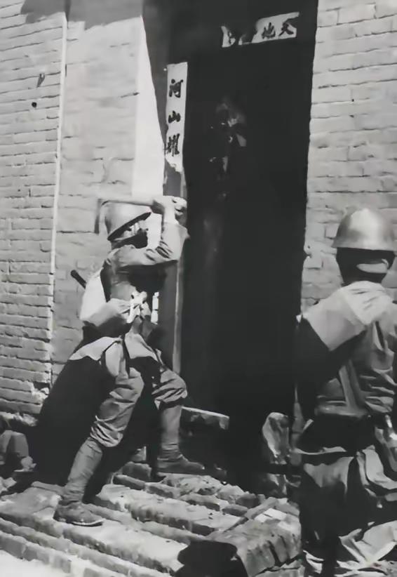 1942年，山东乐陵，八路军科长于志洪和战士小周过敌人关卡，忽听伪军叫：“抓八路