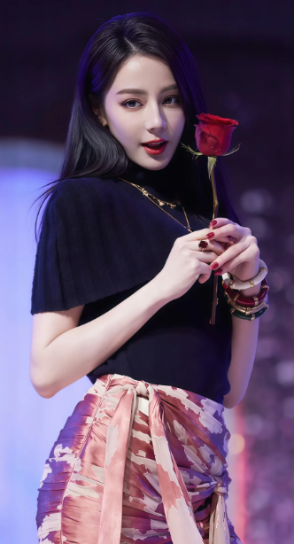 迪丽热巴下车3人抢着去搀扶新经纪人上前被女助理推开就是这穿的黑色吊带长裙，实在