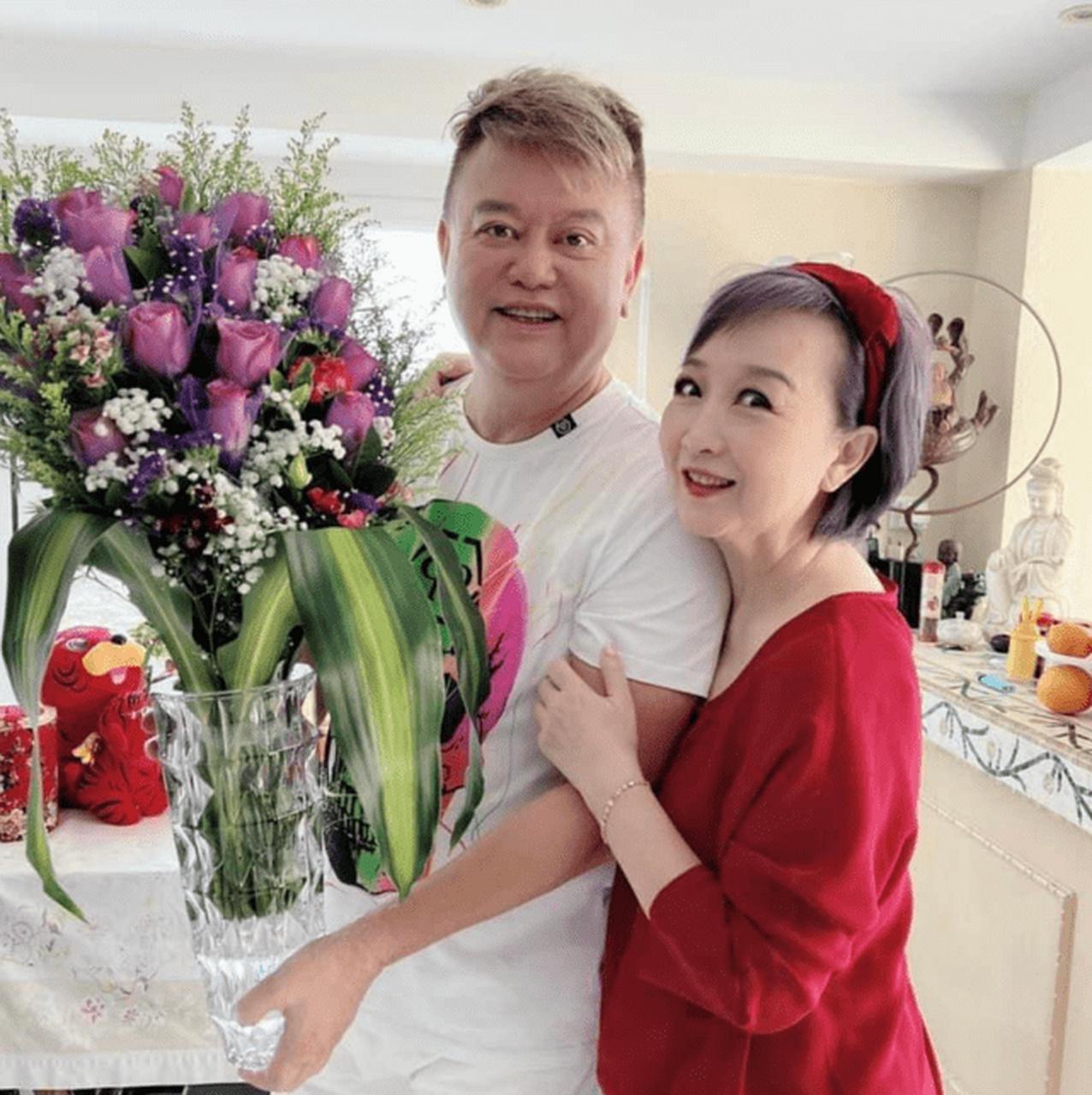 陈百祥谈老婆不能生育的原因陈百祥近期首次公开披露妻子黄杏秀不能生育的原因，妻子