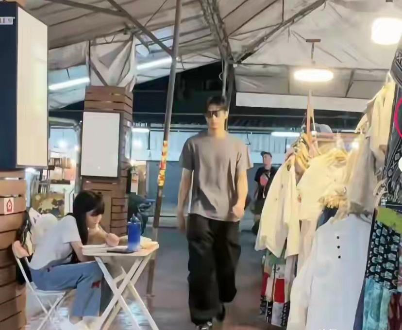 宋威龙在清迈街头被直播镜头扫到时，正蹲在地上看一群孩子写作业。他不是在摆拍，他