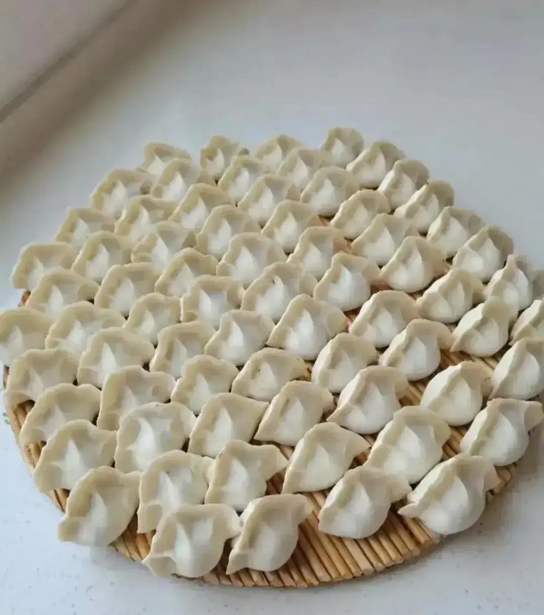 冬至上午跟媳妇拌了两句，我赌气带娃去补课，中午故意不吃饺子。傍晚推门回来，厨房