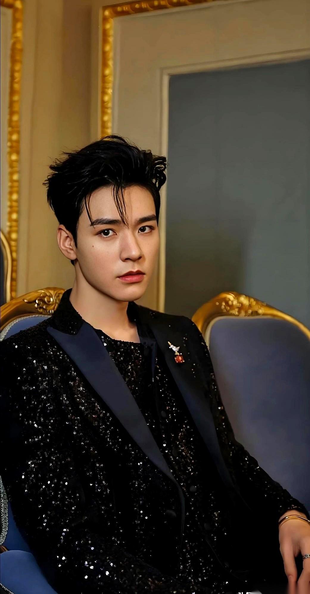 看《家事法庭》里龚俊演的那个法官沈谢秩，真给我看愣了。一个叫冯胜利的当事人，在