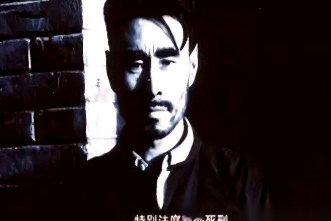 你仔细看这张脸。镜头怼得这么近，每一个毛孔里都写满了俩字：绝望。这眼神，空了