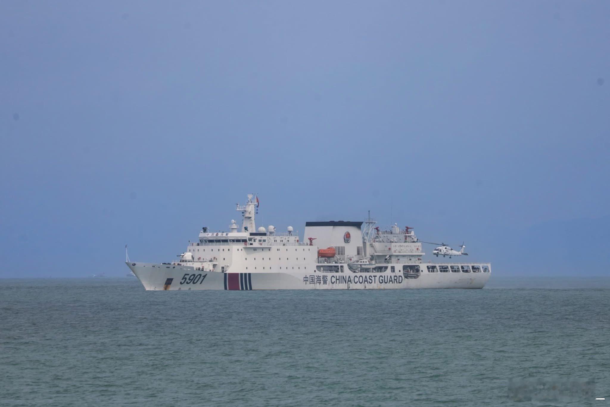 中国海警5901舰与南下的中国海警2504船今天在巴士海峡西口会合，看航向像是要