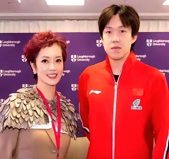 发现没？王楚钦这个人吧，什么都好，球打得好，人长得也帅。但有一个"缺点"，估计这