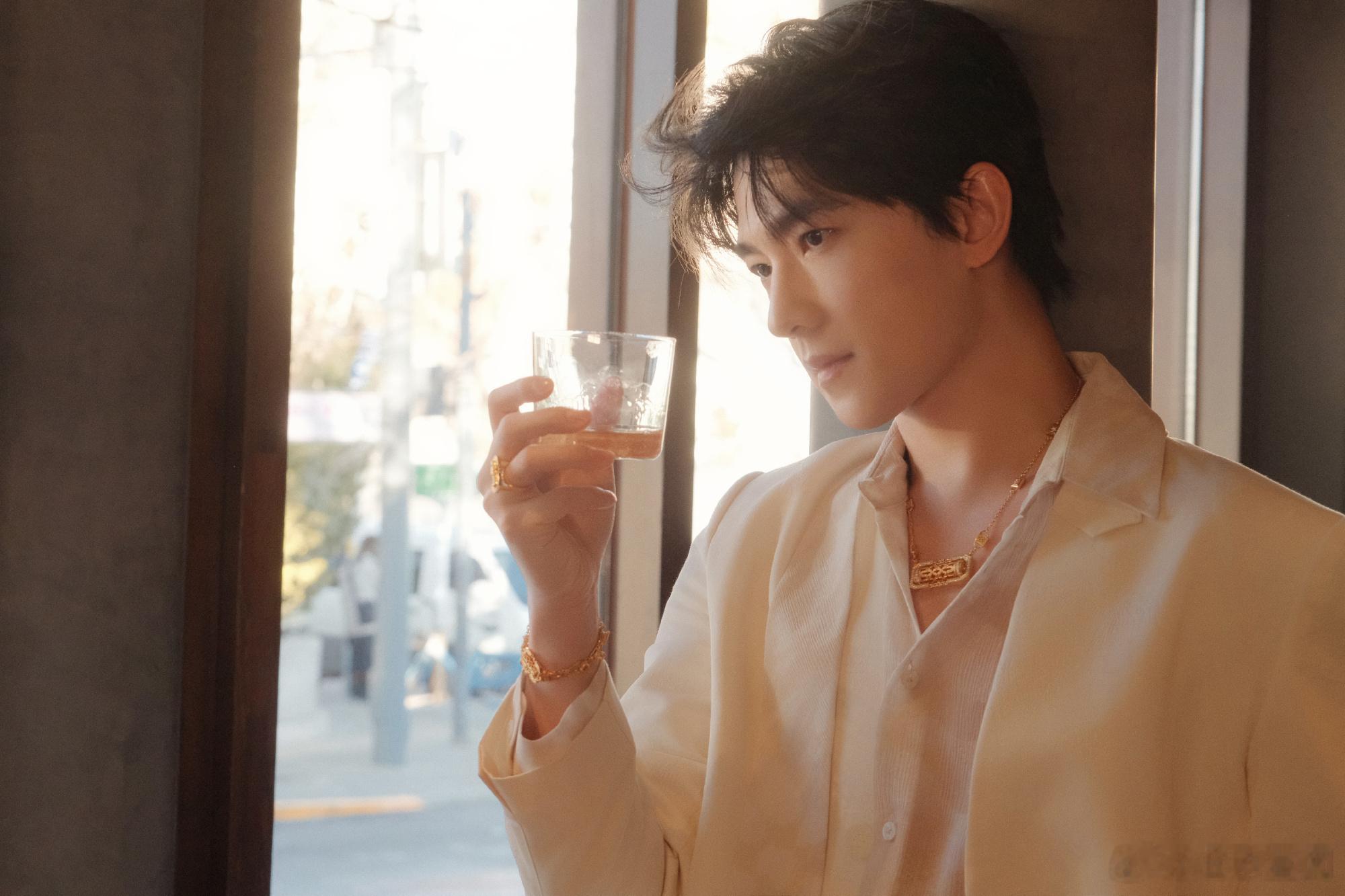 杨洋最新杂志花絮曝光，巷陌里的侧颜杀、窗边的氛围感，把东方诗境的静谧和贵气拿捏得