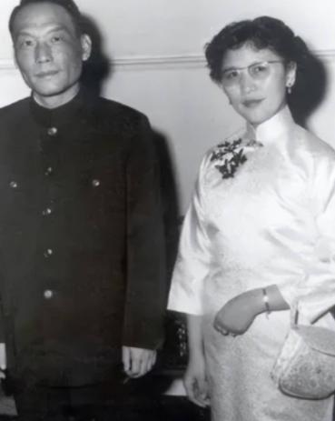 1982年，中央统战部副部长熊向晖已经63岁了，他从领导的岗位上退下来了，