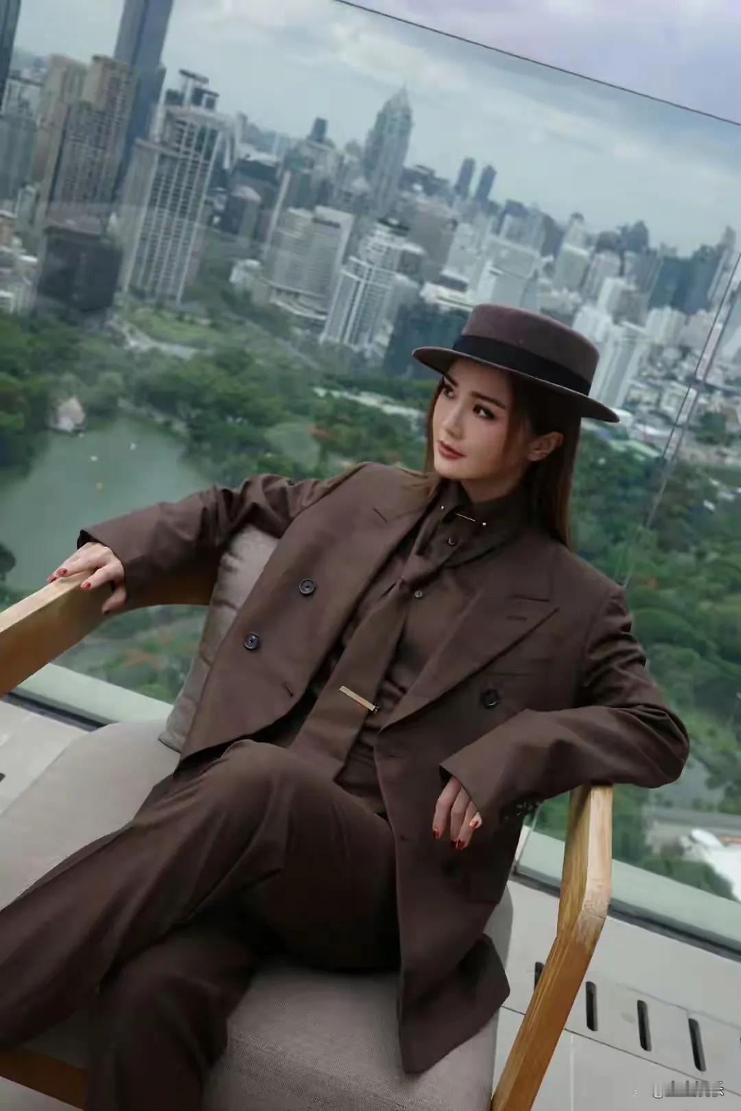 2025年11月，43岁的香港女星蔡卓妍再传新恋情，被港媒曝出与小近10岁的健身