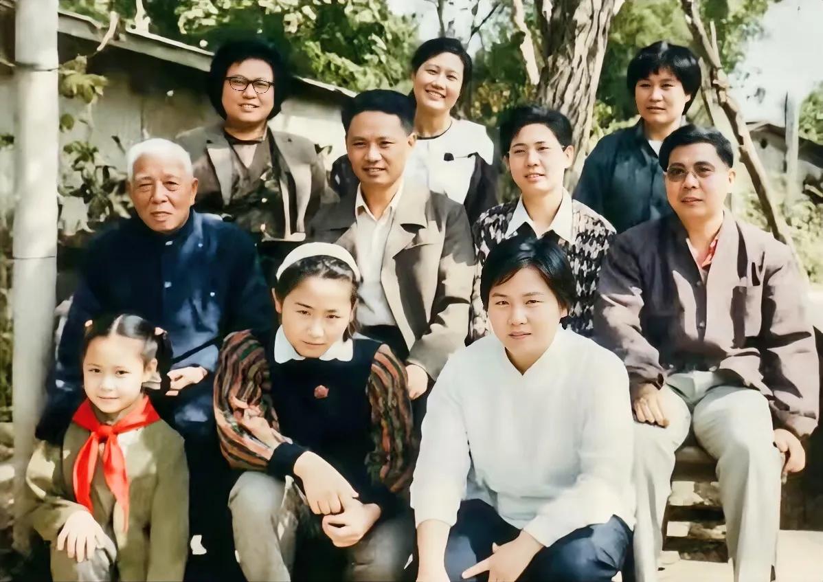 这是宋时轮老将军在他80岁寿辰时拍摄的全家福。当时拍这张全家福时，他没有宴请亲