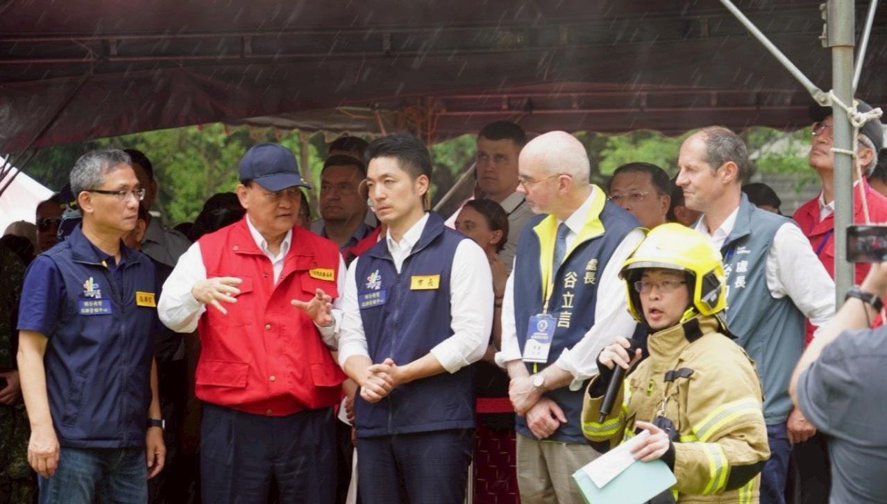中国台湾省，蒋经国的孙儿蒋万安，视察急救站及灾民收容救济站的开设与演练情况。时