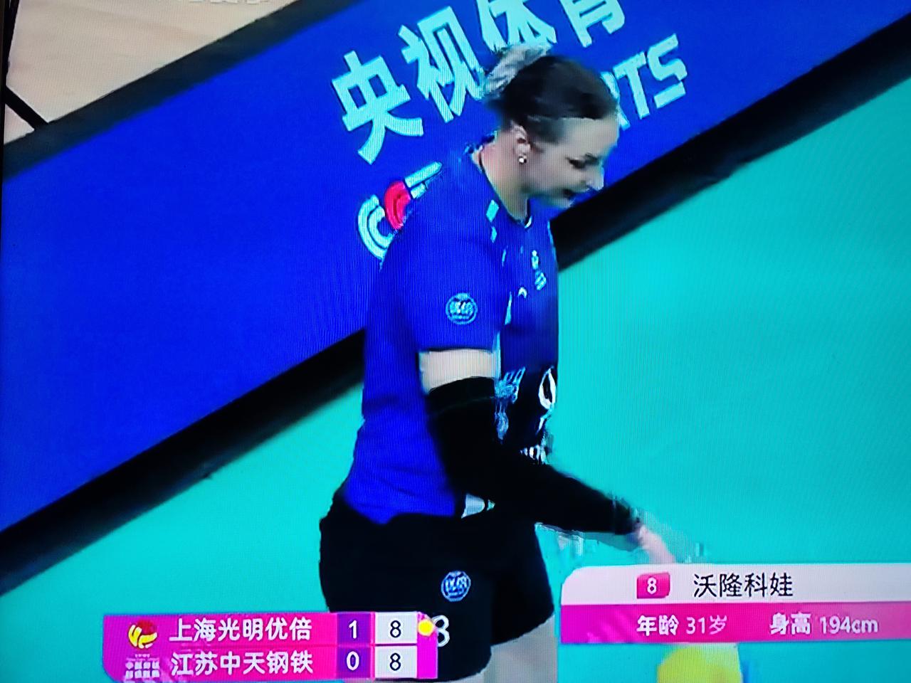 女排排超联赛决赛第三场，第一局江苏女排在12：9领先的情况下，被上海女排25：2