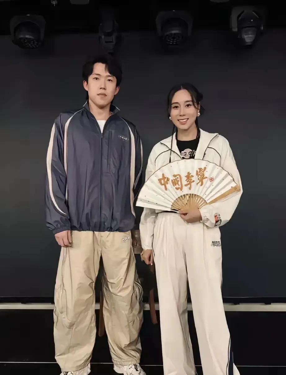 王楚钦和赌王最小的女儿何超欣合影绅士手依旧莫不是我们大头也有估计是没可