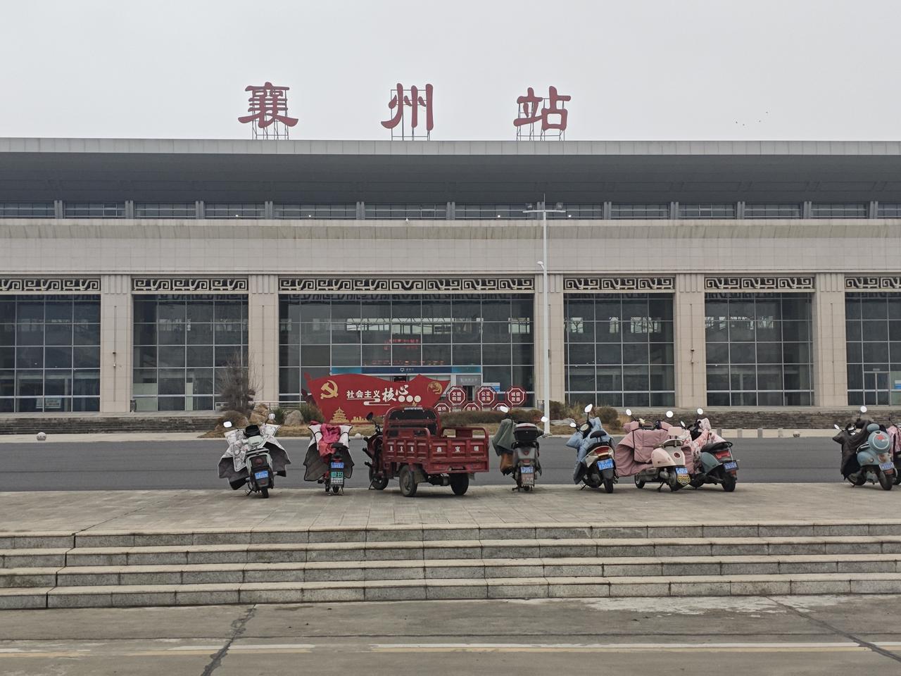 襄州站的冷清与失落：当普速站遇上高铁时代。襄州站，这个曾经承载着襄阳东向出行希望