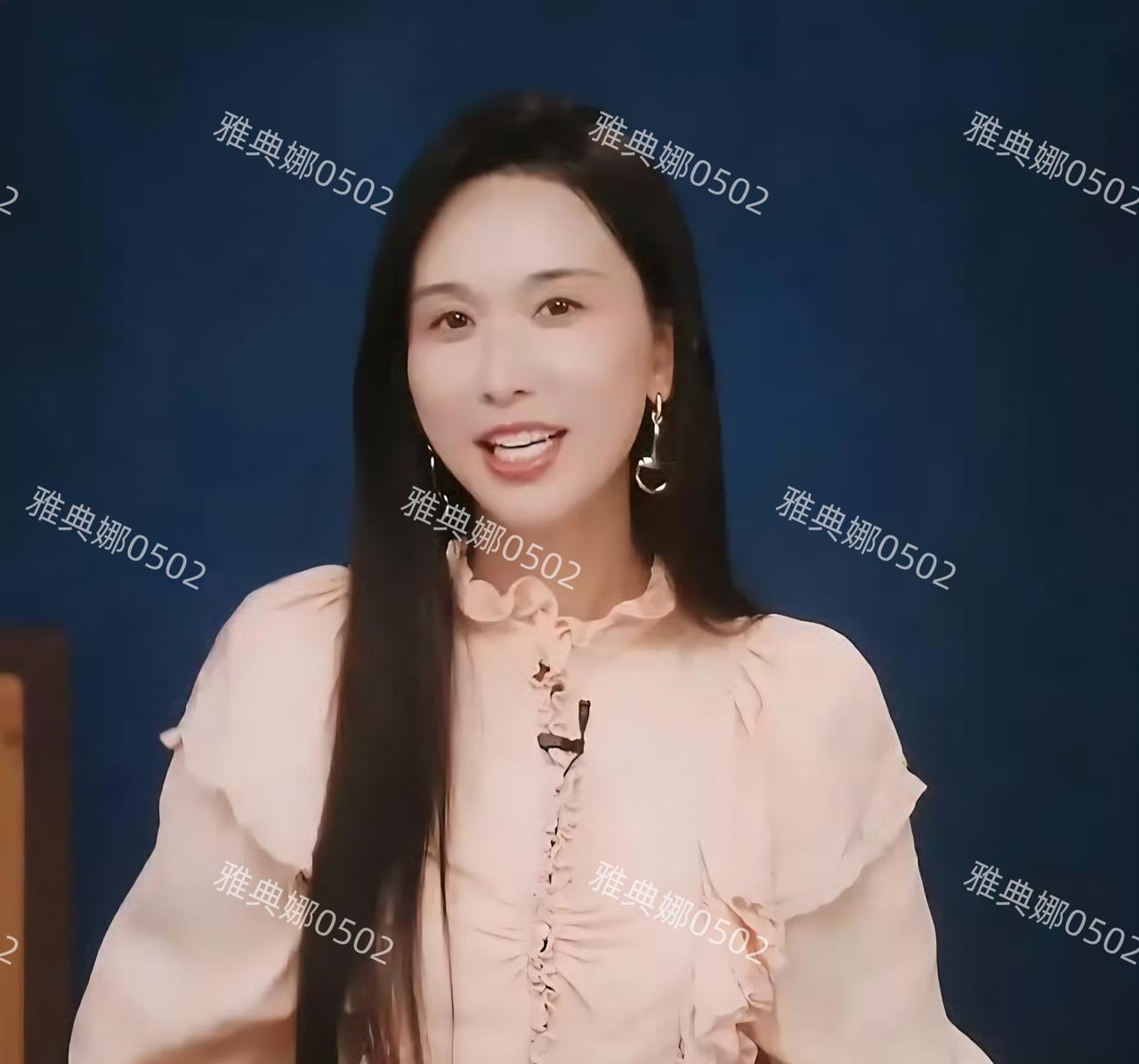 天啊，这居然是林志玲，她不仅变丑变老了，还一副低声下气讨好的欧巴桑模样！要不是