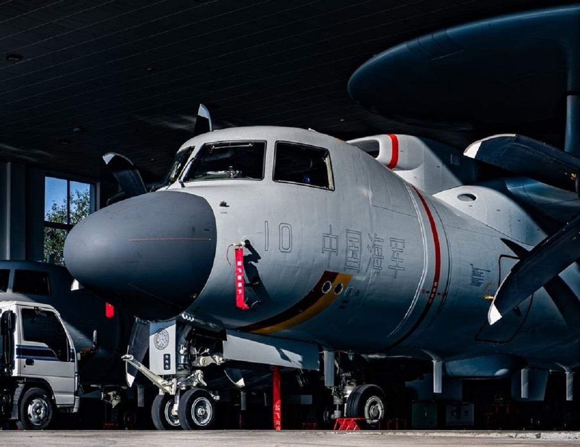 10号是空警-600预警机首批生产型飞机，也是官媒曝光最多的一架。这张在机库中保