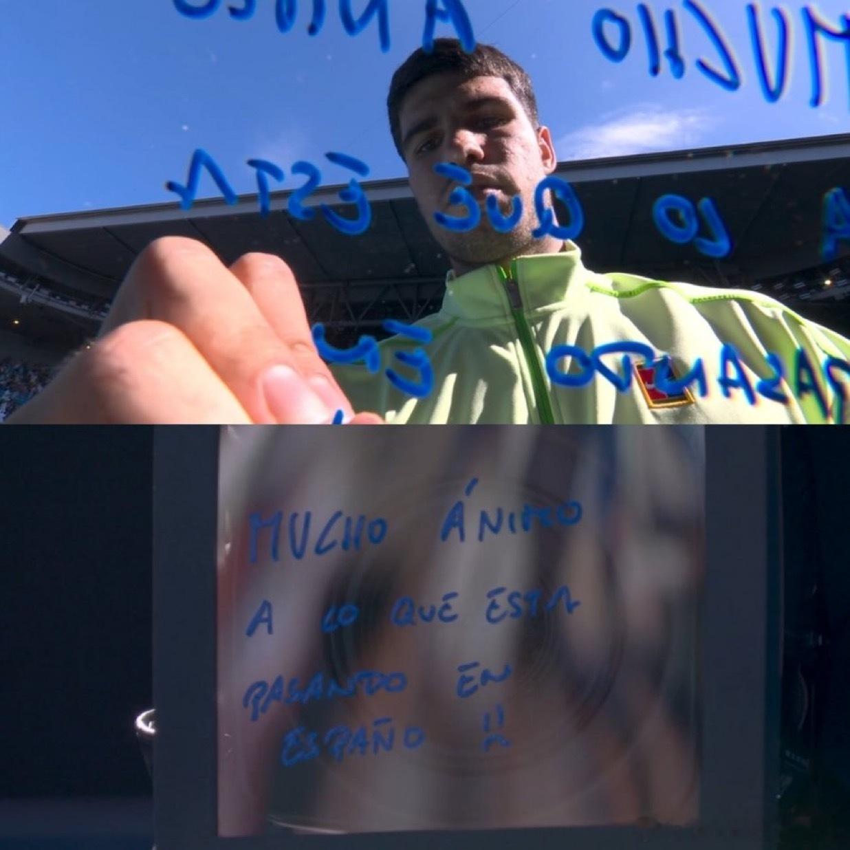 阿尔卡拉斯也是人美心善阿尔卡拉斯在澳网晋级后后，对着镜头签名留言。“西班牙目前的