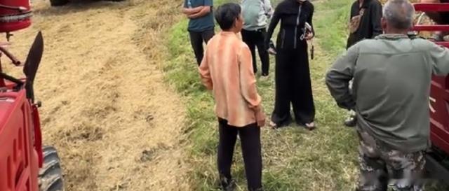 湖北襄阳，05后夫妻跨省帮忙收小麦，4亩地收费400块。地里洒了点麦粒，耗损比平