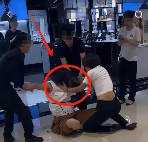 吃顿火锅钱引发香奈儿店内风云。一名母亲带孩子走进店里，想拍下心仪