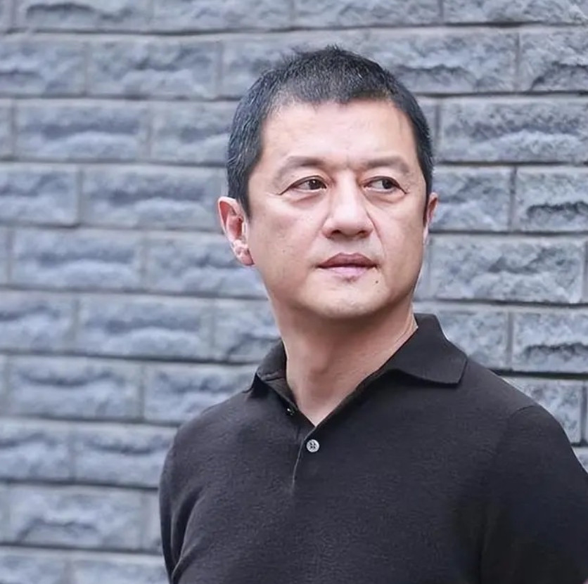 李亚鹏如今靠租房生活，日子拮据。他称实在没钱给女儿李嫣交学费。李嫣就读国际学校，